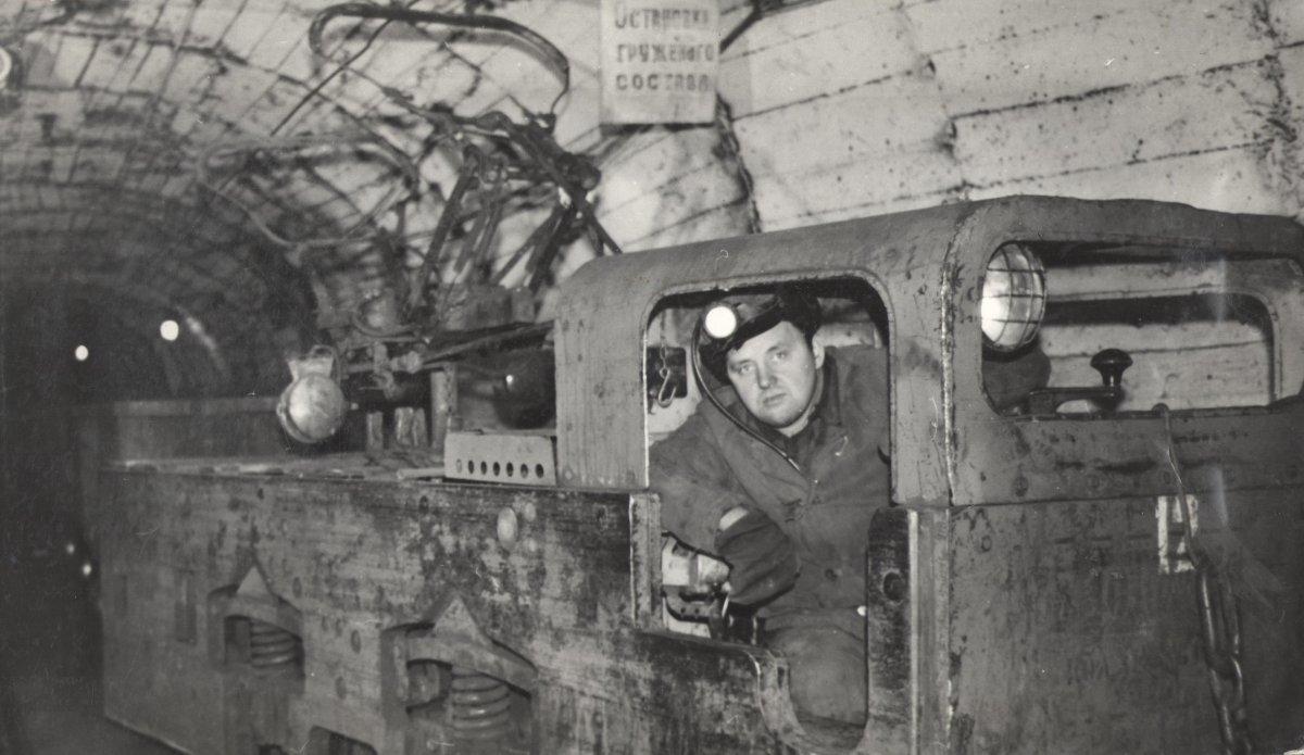 Машинист электровоза шахтного