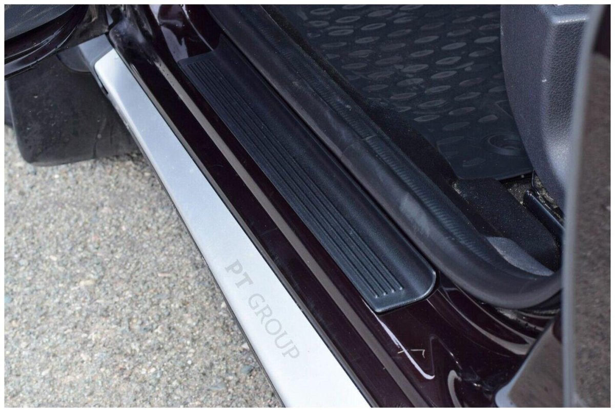 Накладки на пороги Рено Дастер