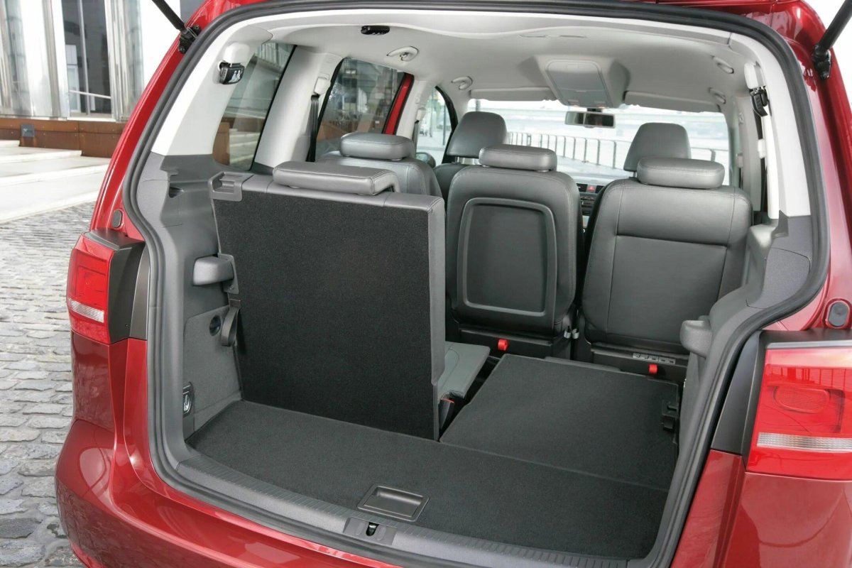VW Touran 2012 багажник