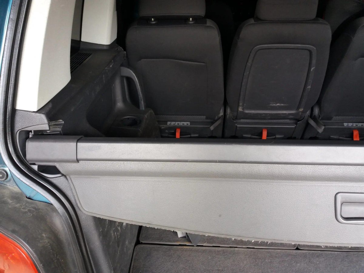Крепление шторки багажника Volkswagen Touran