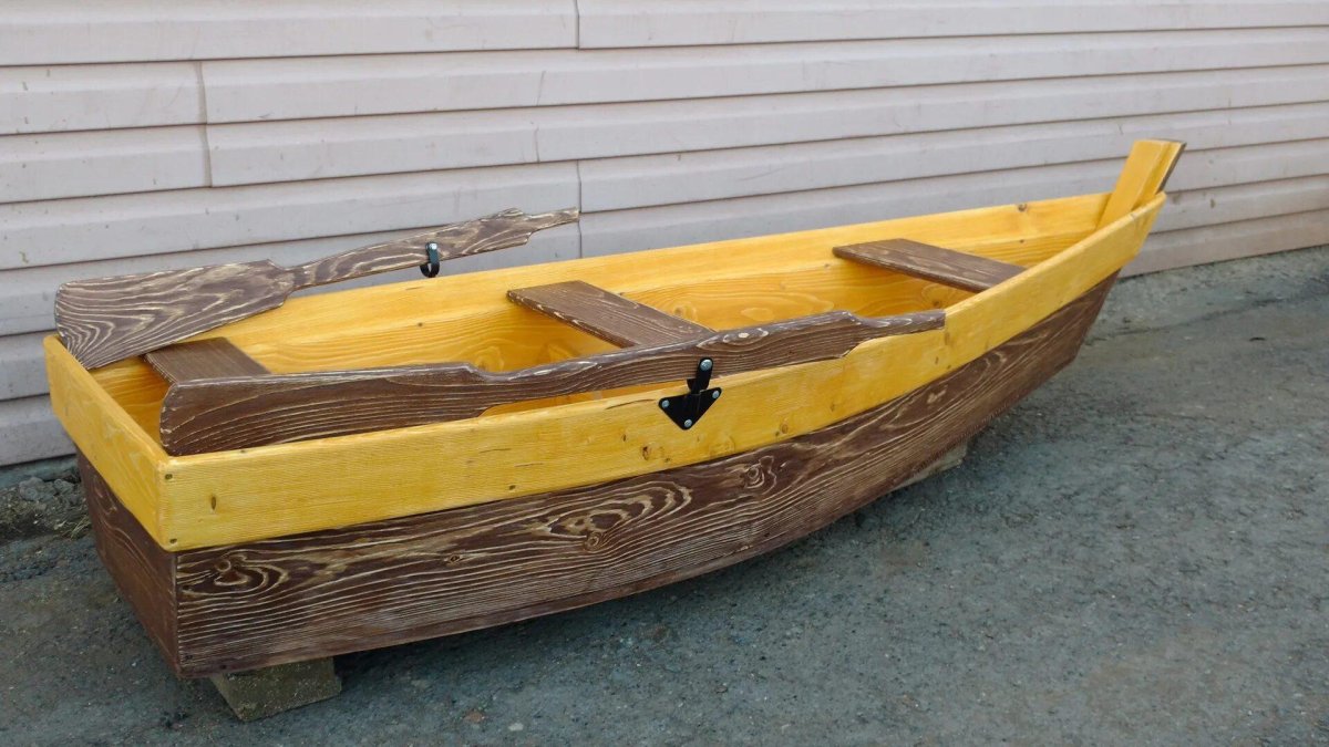 Лодка деревянная