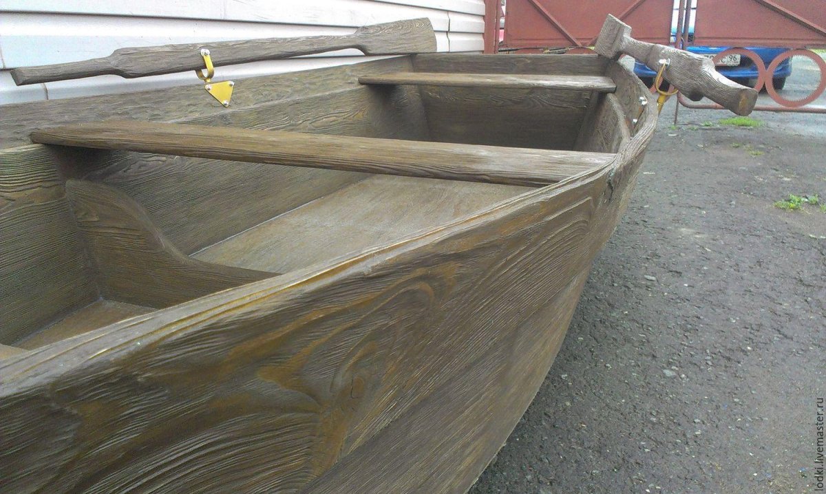 Лодка деревянная