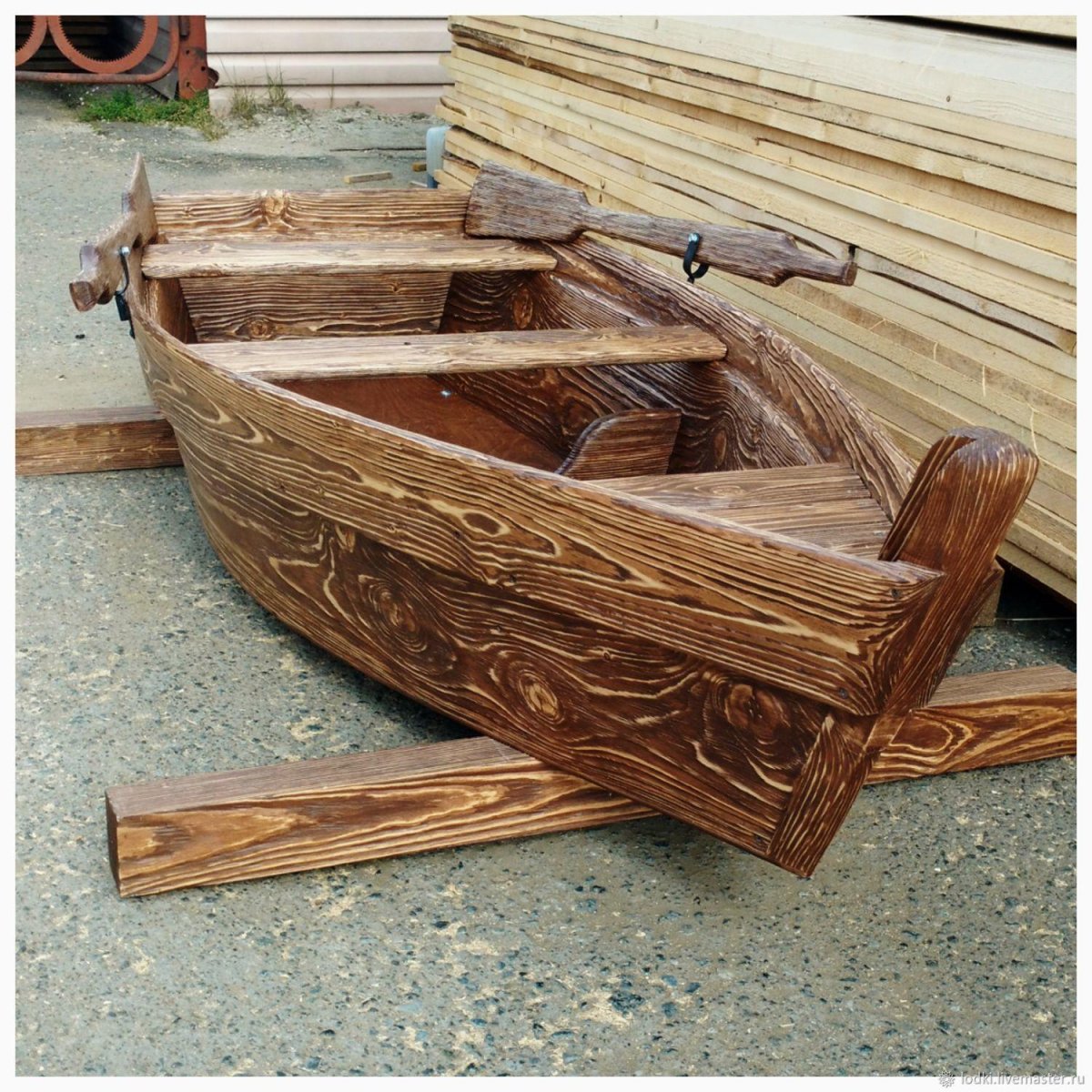 Лодка весельная деревянная