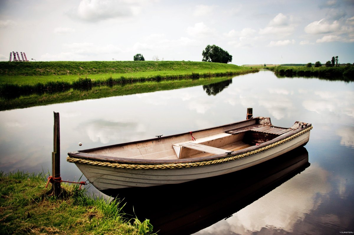 Лодка деревянная