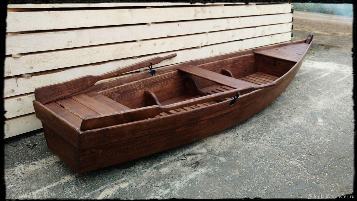 Рыбак на деревянной лодке