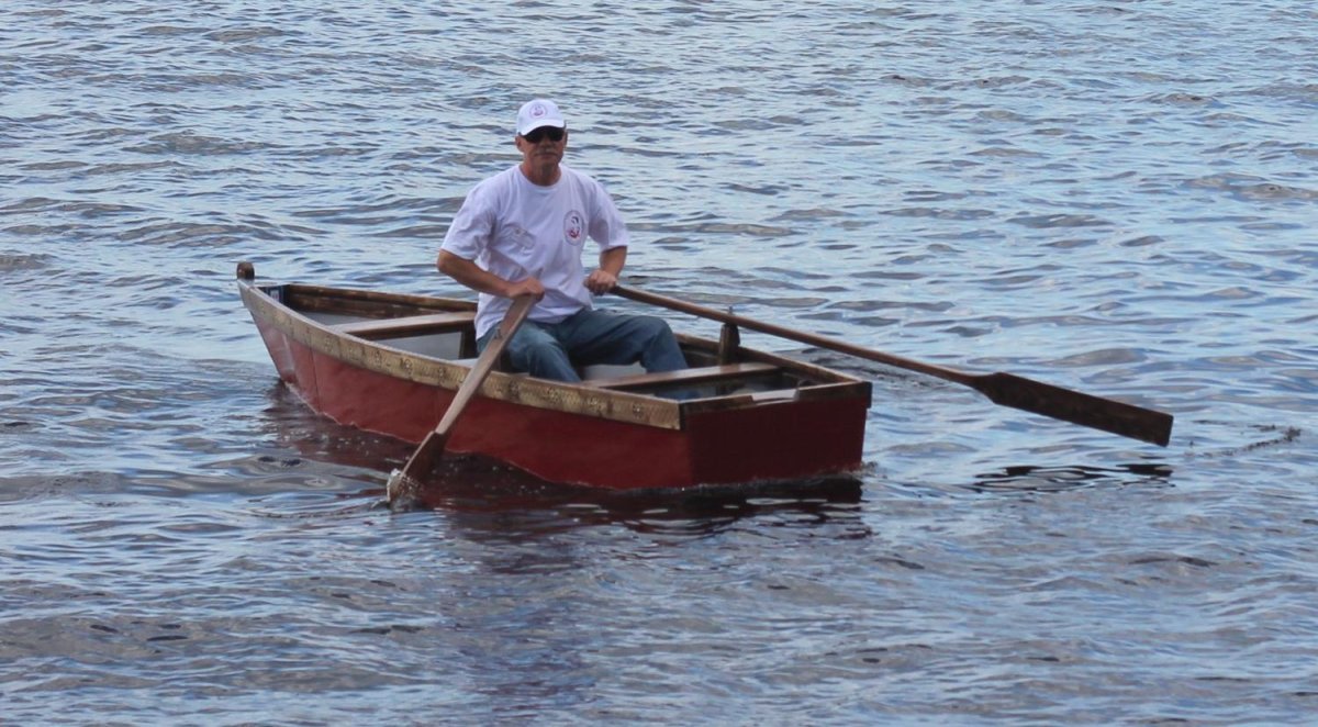 Лодка с веслами