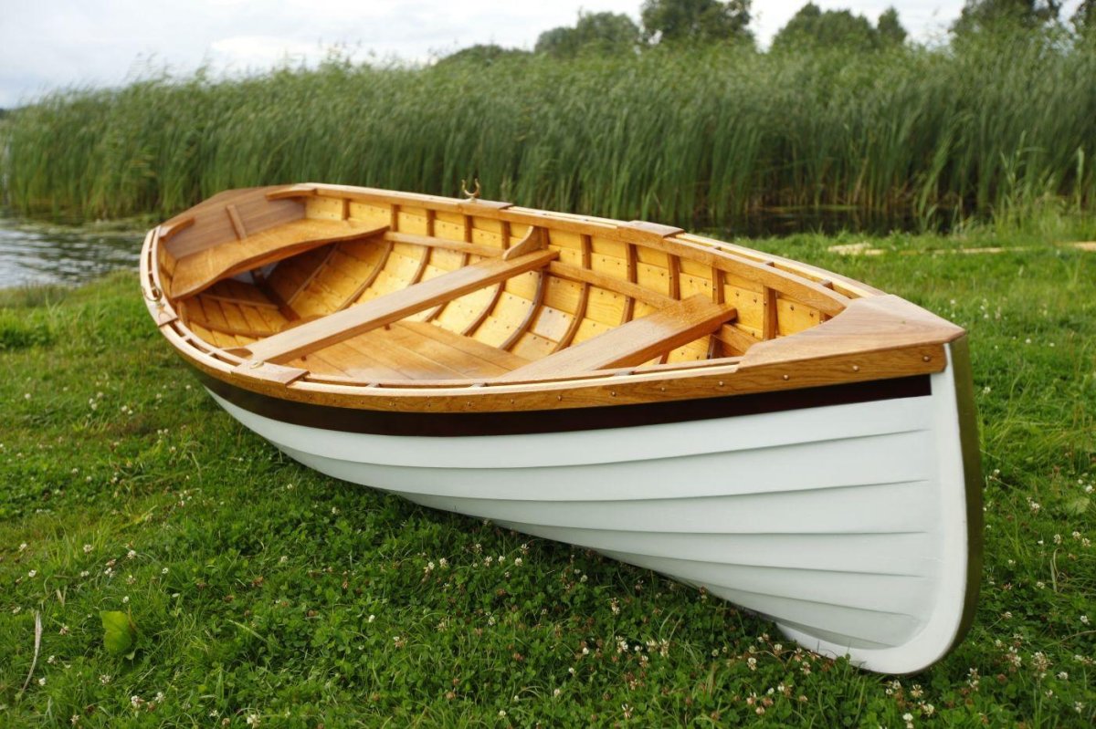 Лодка весельная деревянная