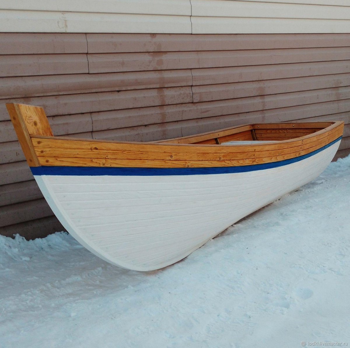 Красивая деревянная лодка