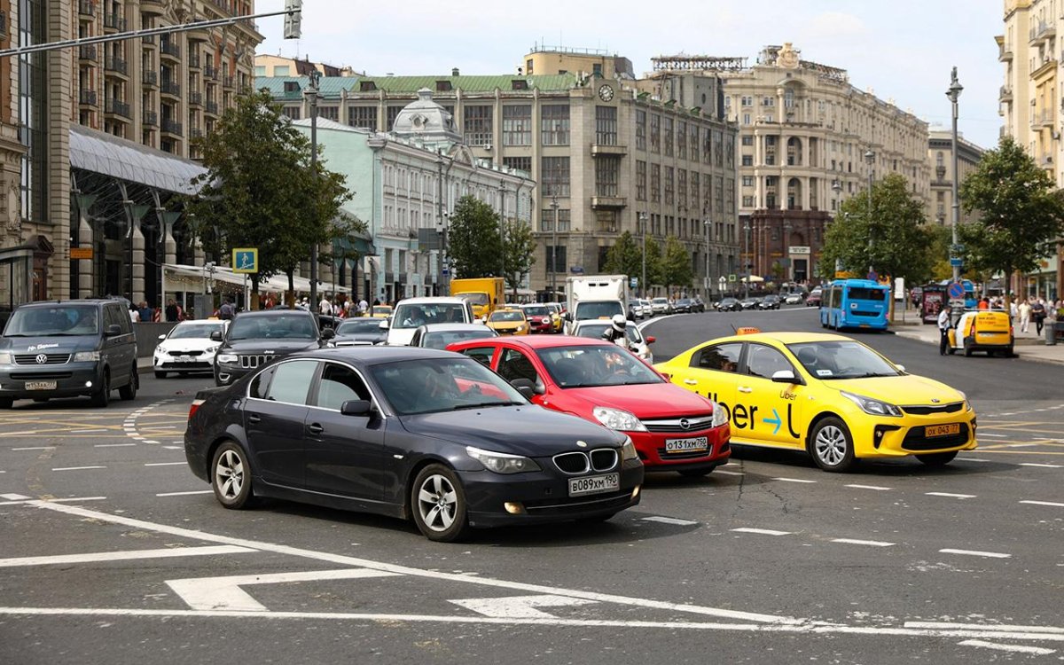 Машина на улице в России