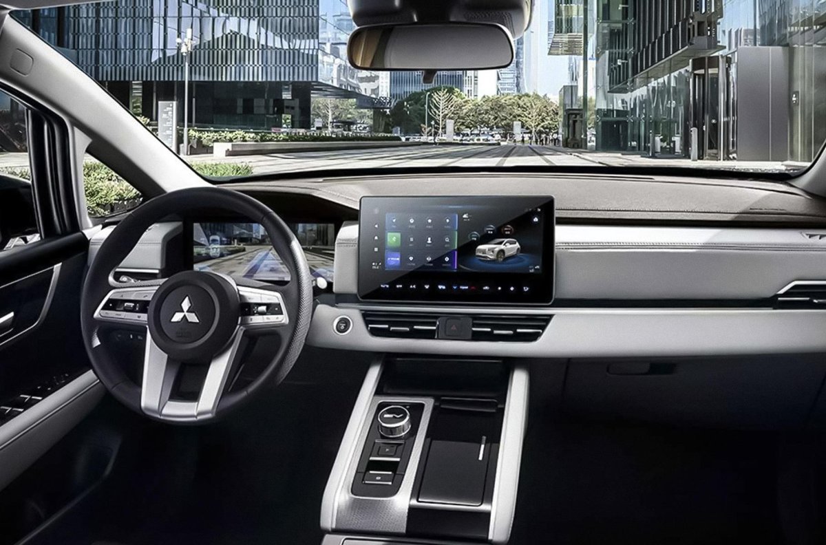 Самый крутой китайский электрокроссовер с тремя экранами в салоне