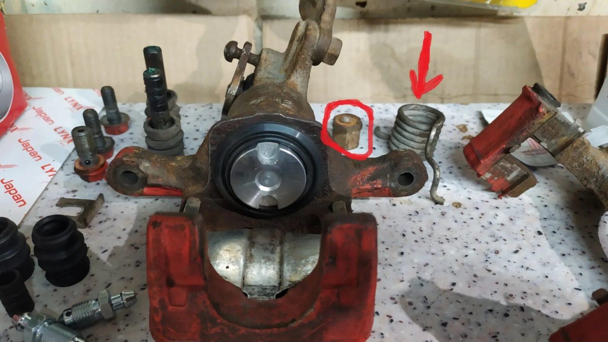 Задний суппорт Ниссан Цефиро а33