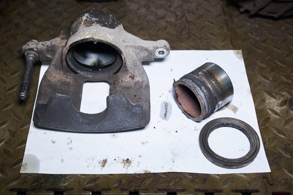 CR-V II 2003 суппорт передний