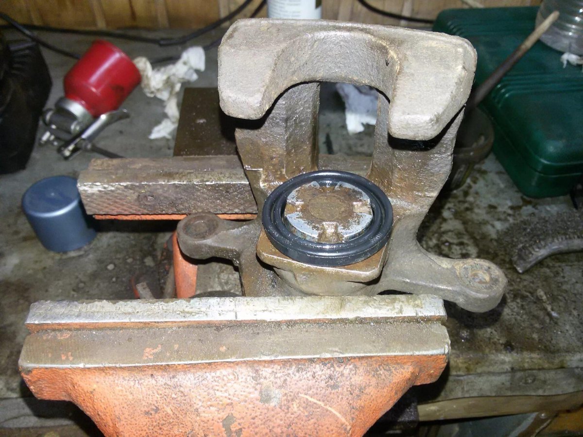 Поршень заднего суппорта Киа Рио 3