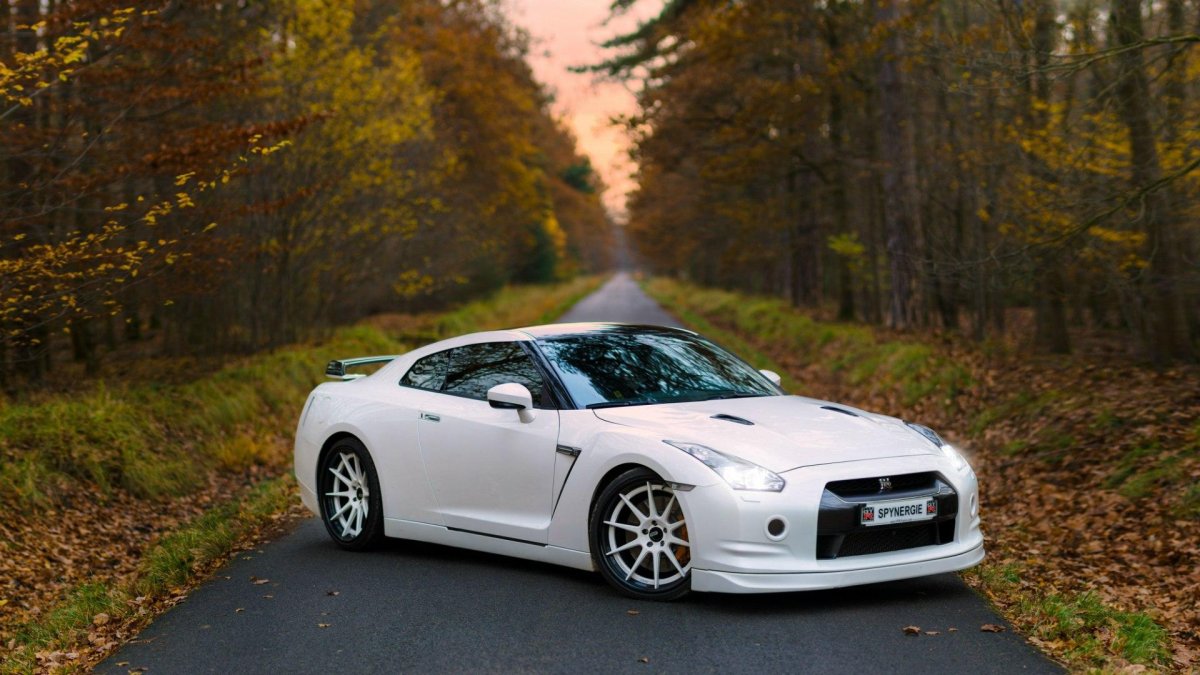 Nissan GTR r35 в лесу