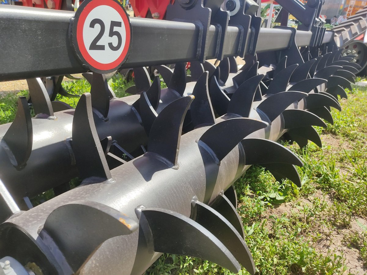 Глубокорыхлитель ГКР-4/700