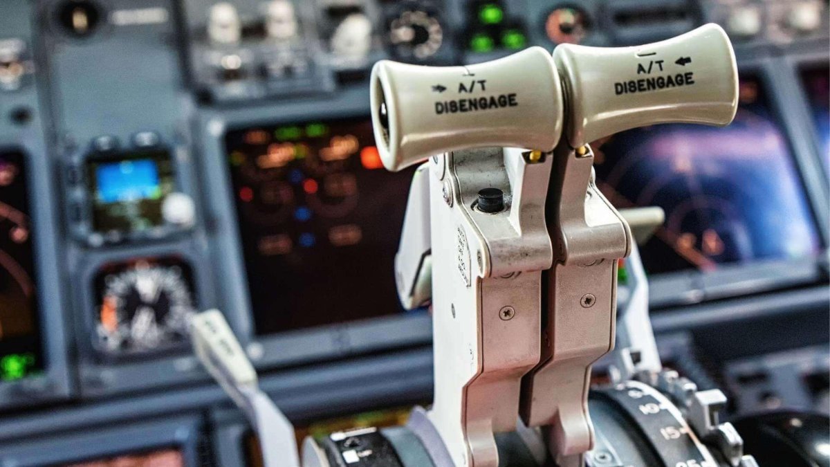 Рычаг управления двигателем самолета