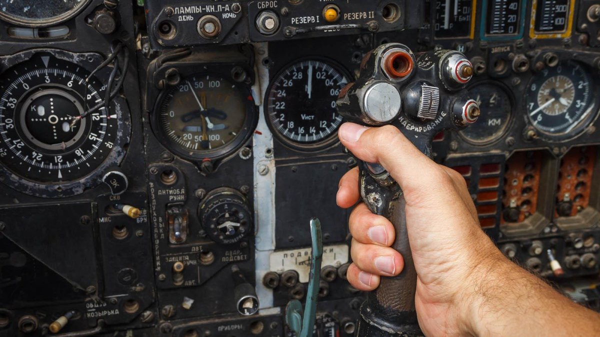 АН 12 кабина