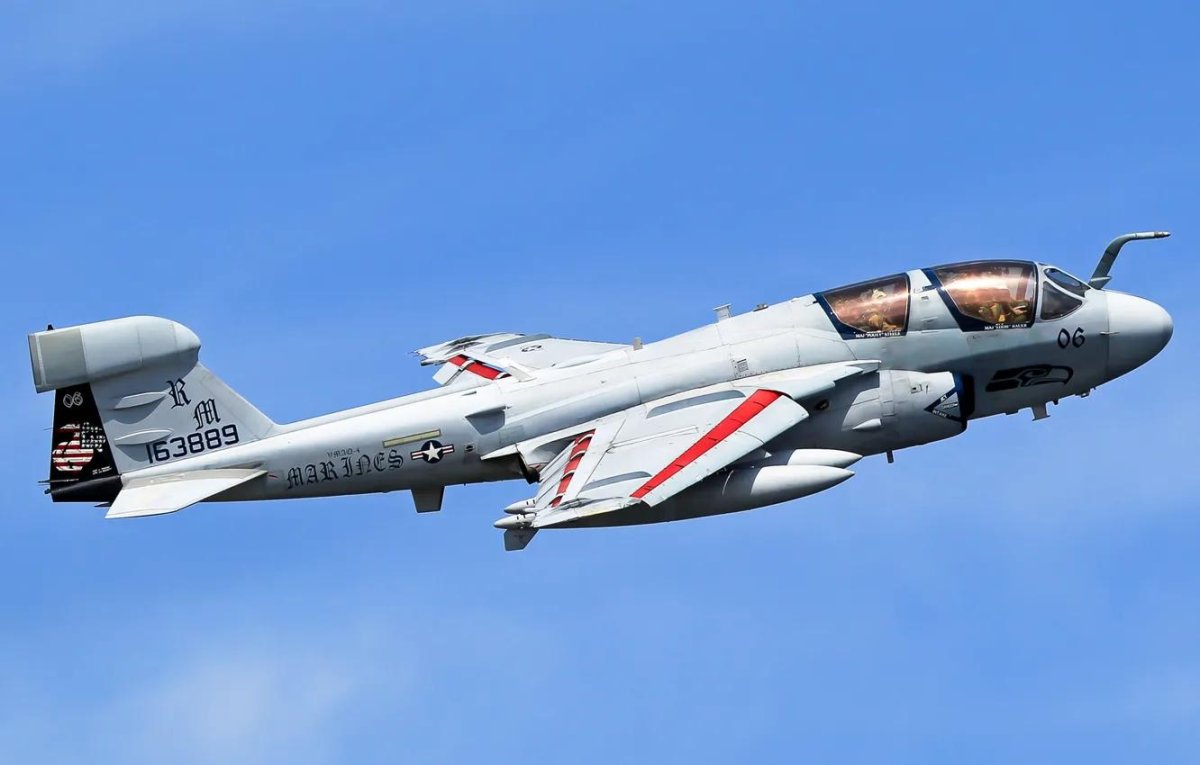 Самолет EA-6b Prowler