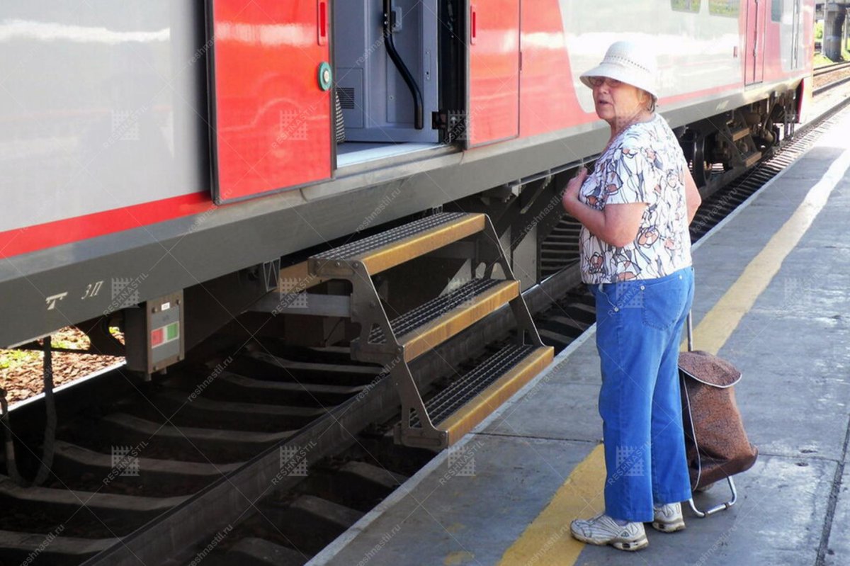 Ступеньки вагона