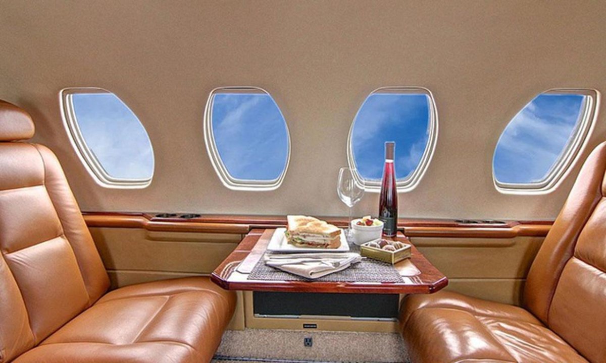 Cessna xls, 8 мест (5 кресел + диван на 3 места)