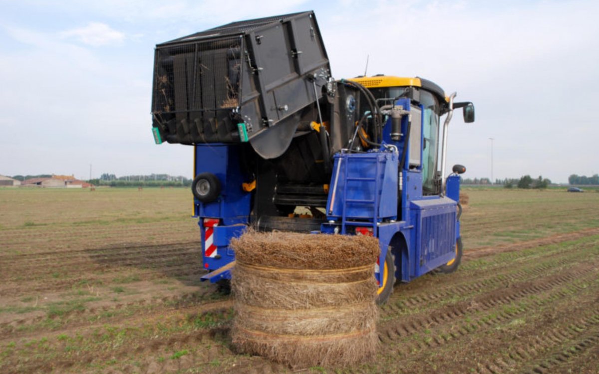 Самоходный пресс подборщик