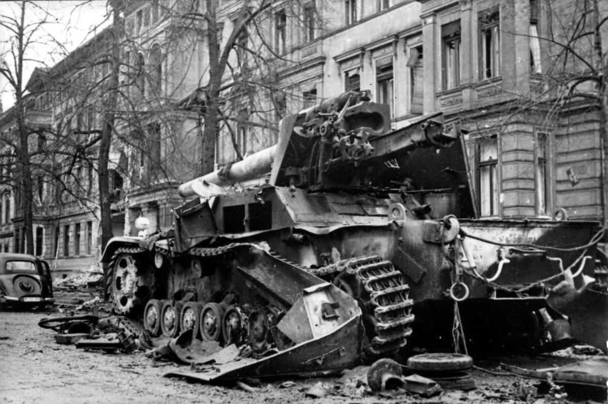 Подбитые танки т 34 на улицах Берлина