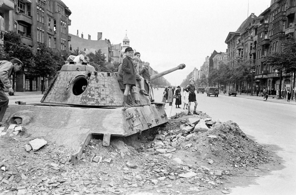 Танк пантера в Берлине 1945