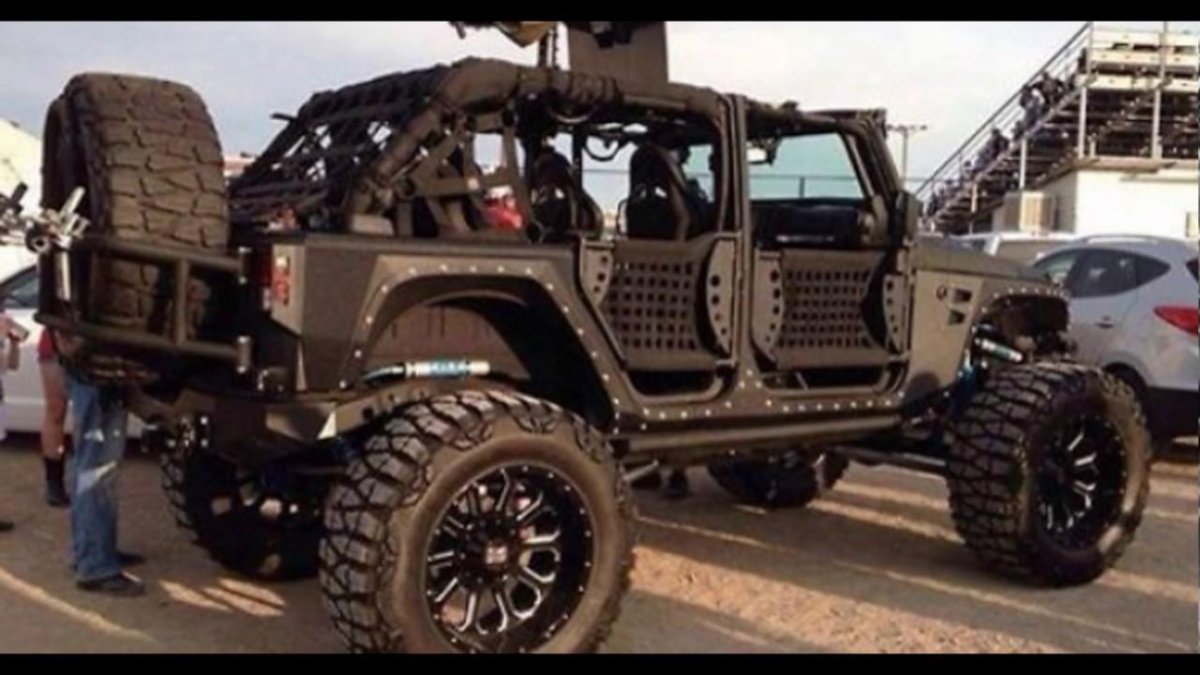 Джип Вранглер с пулеметом