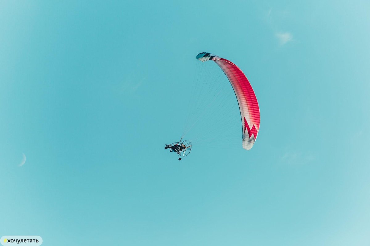 Паратрайк в небе силуэт