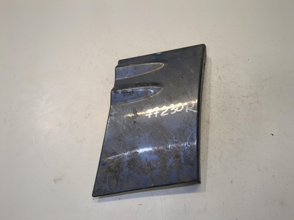 Вертикальная наклейка мопар на заднем крыле на джип Чероки