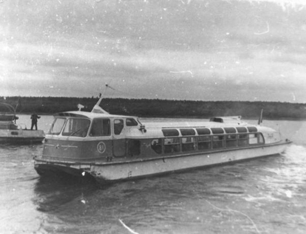 Теплоход Заря 332