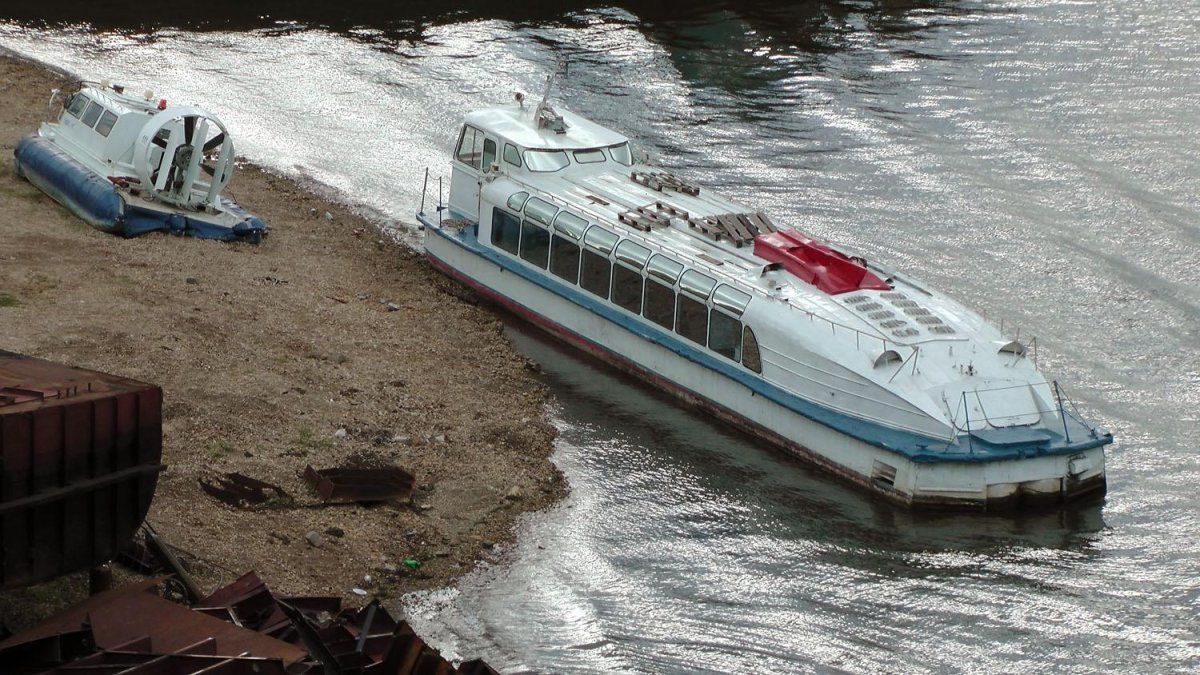 Речной катер Заря