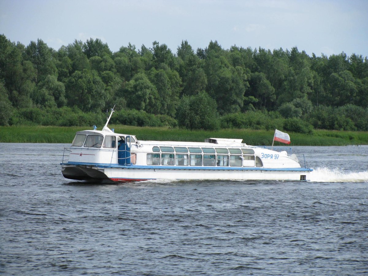 Теплоход глиссер Заря