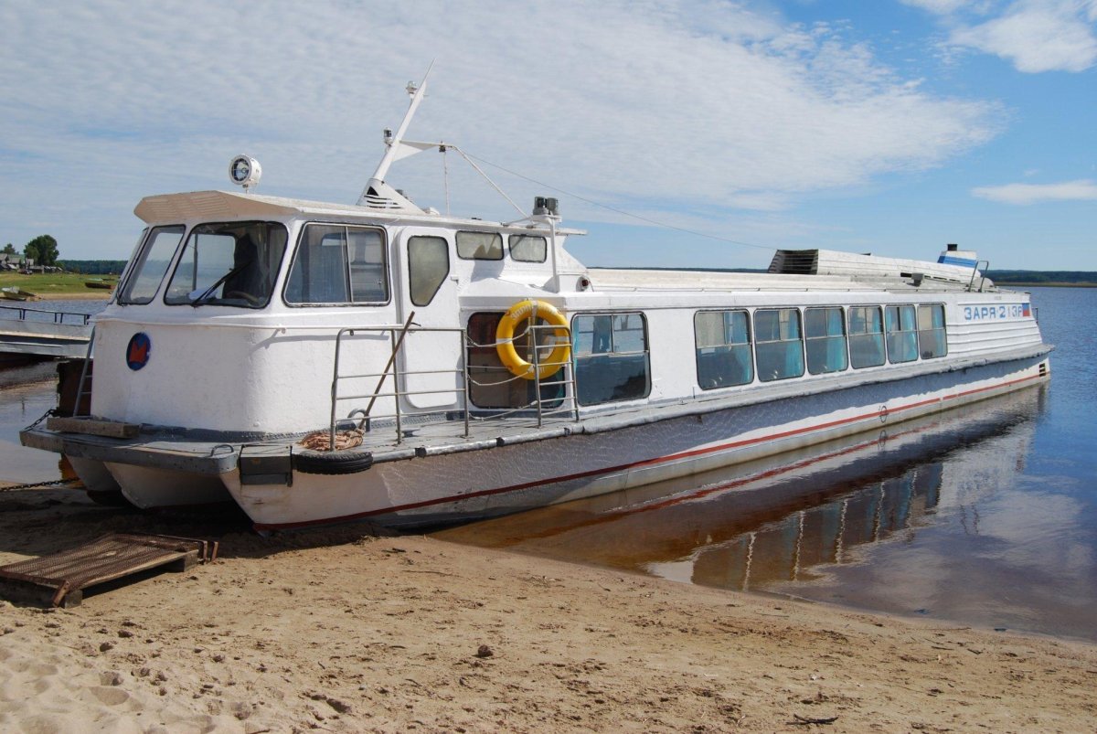 Теплоход глиссер Заря