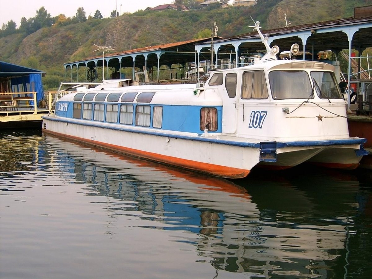 Теплоход глиссер Заря