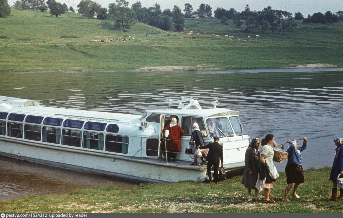 Теплоход Заря 946