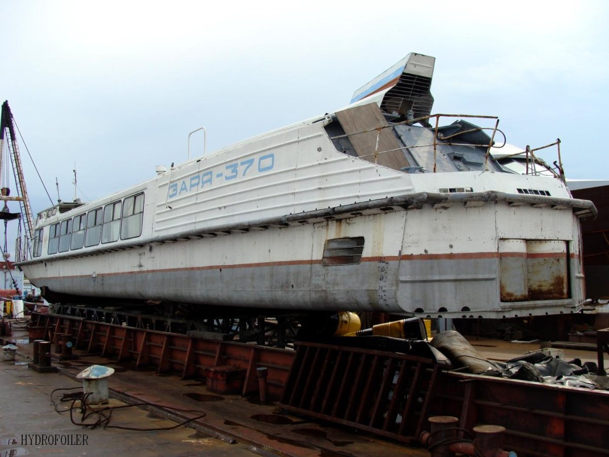 Теплоход Заря 332