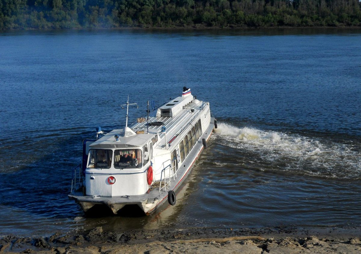 Речной теплоход Заря