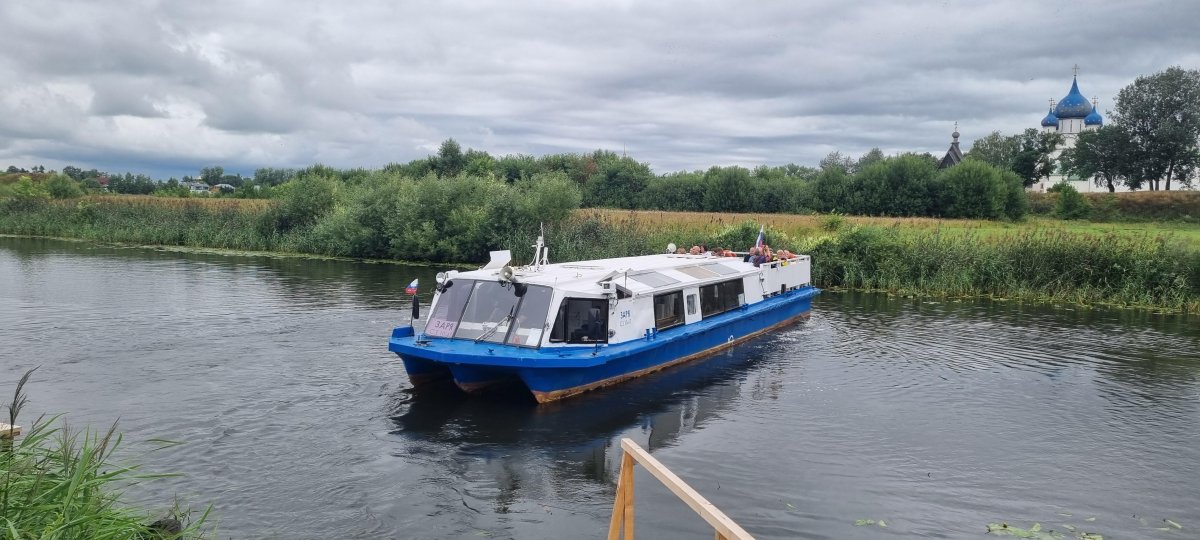 Теплоход Заря в Суздале