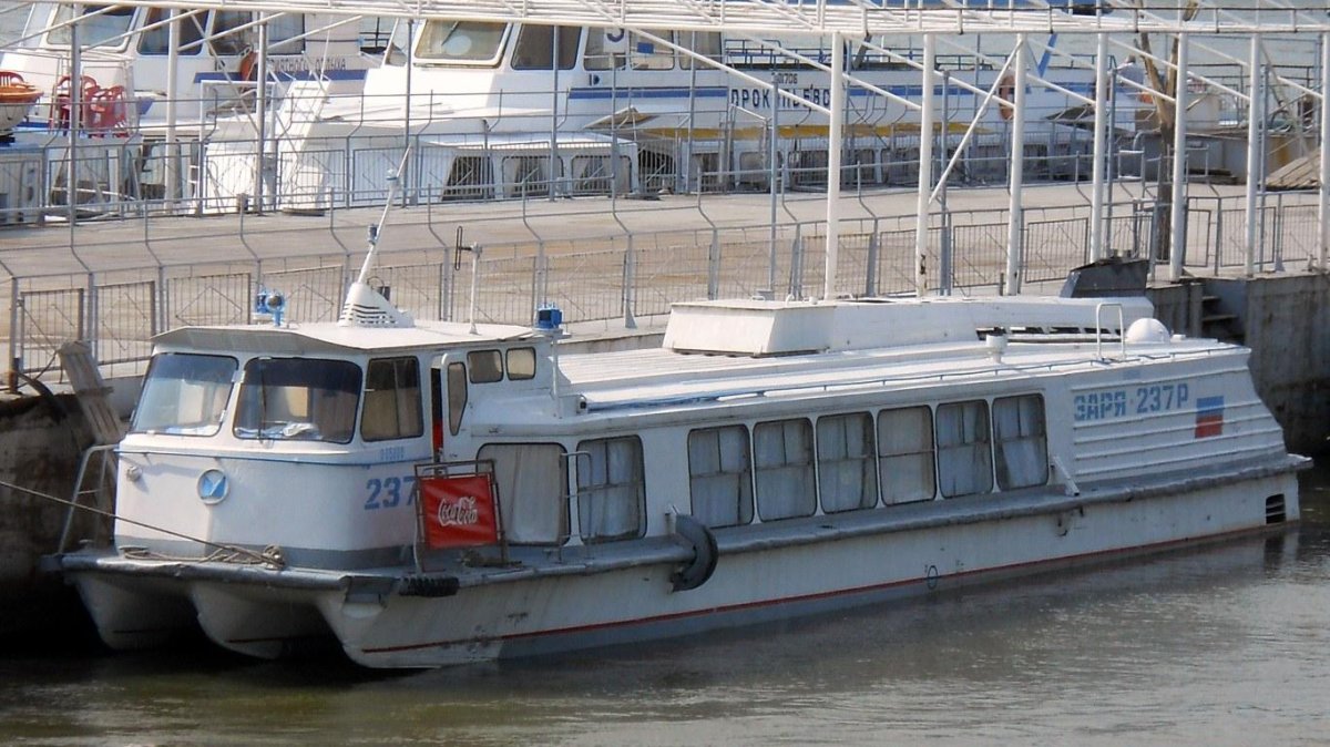 Теплоход Заря 65