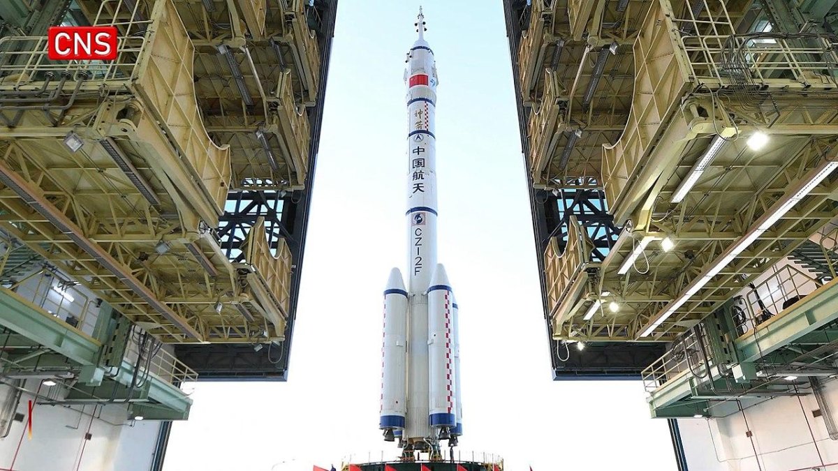 Китайские космонавты Шэньчжоу-13