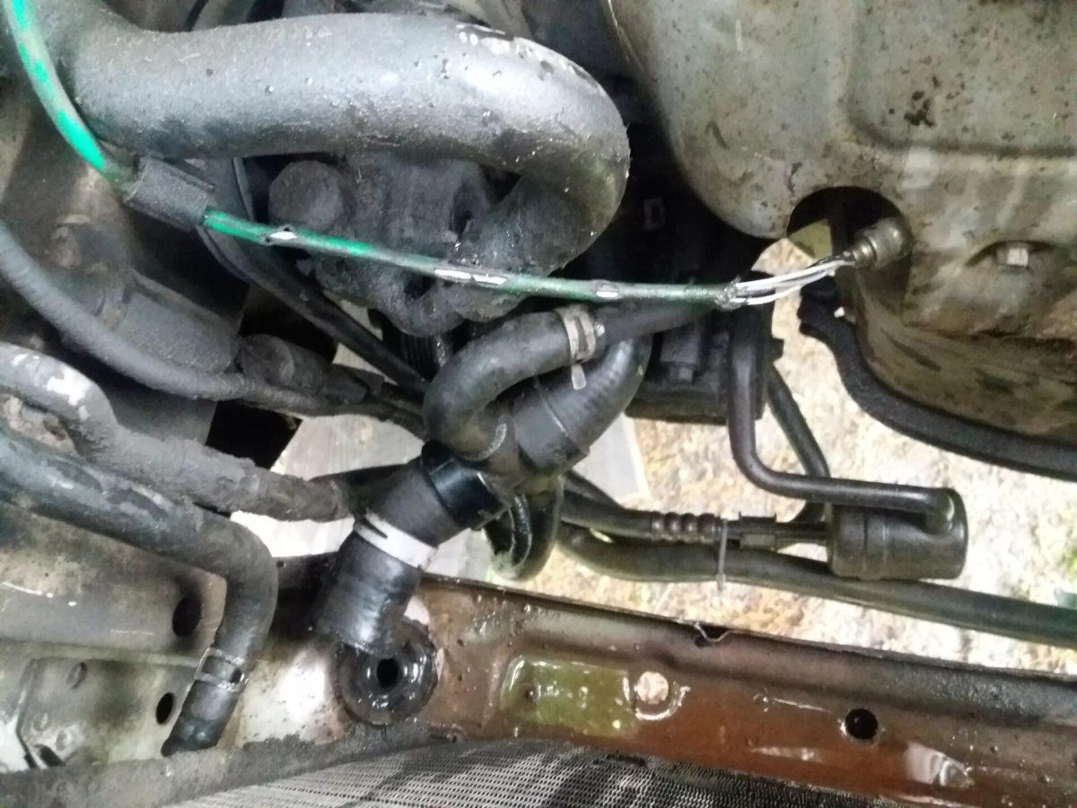 Mazda Tribute 2001 шланг охлаждающей жидкости