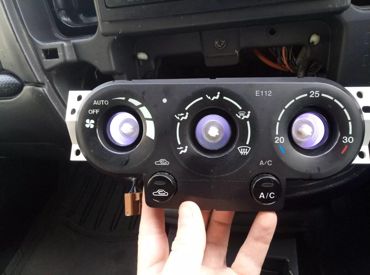 Как заменить лампочки на климат контроль на мазде Демио 2002г