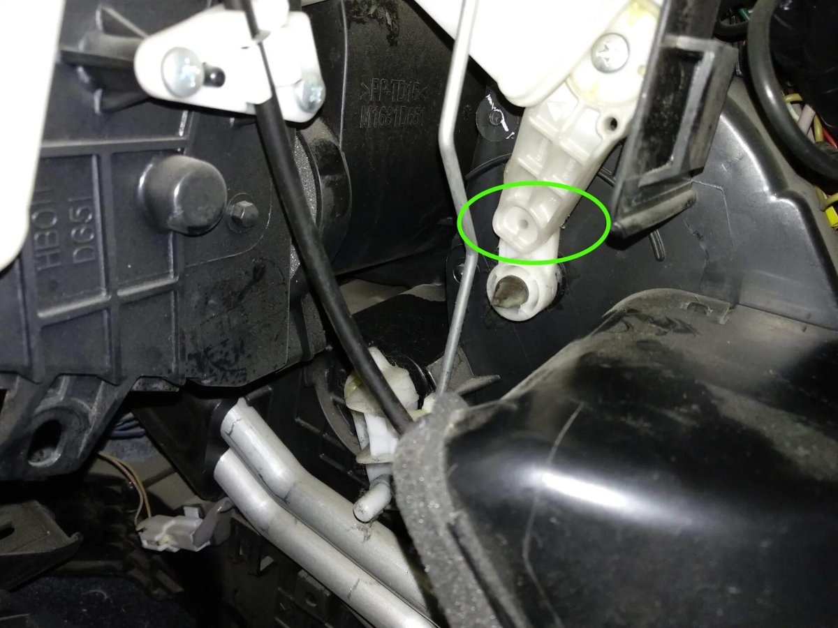 Заслонка тепло холод Мазда 3 BL 2011