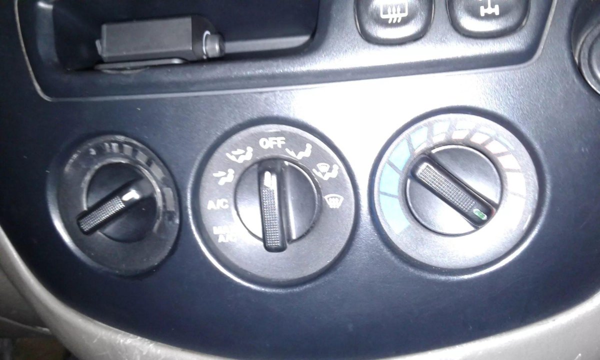 Mazda Tribute блок управления печкой