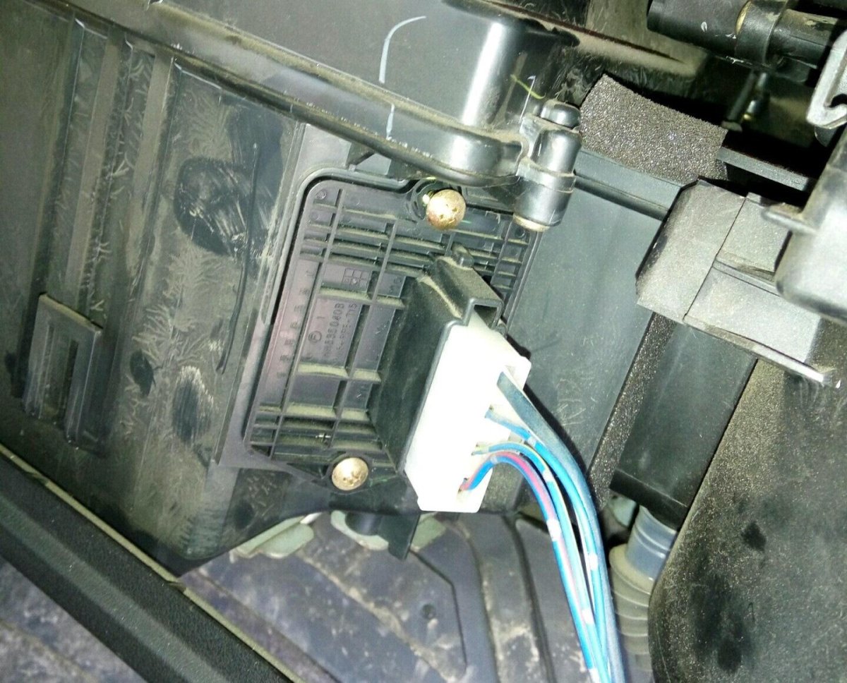 Штекер на вентилятор печки Мазда 3