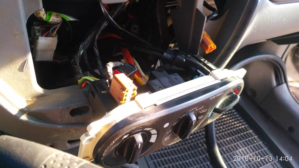 Радиатор печки Мазда трибьют 2.0