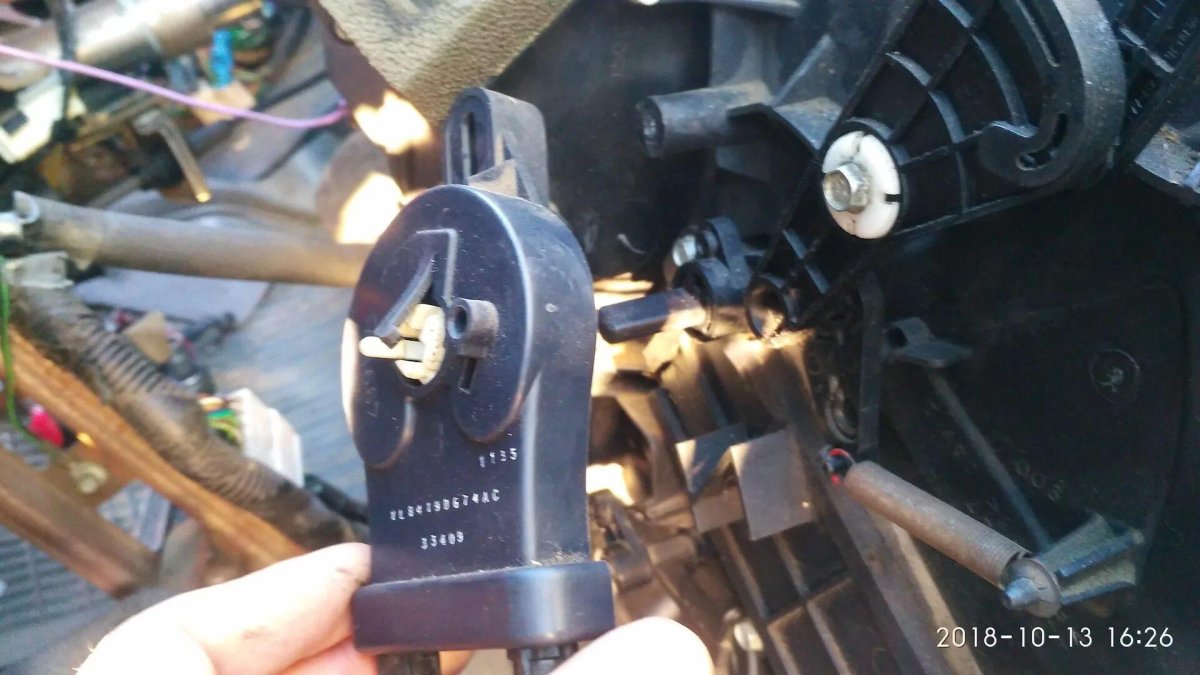 Замена радиатора печки Мазда трибьют