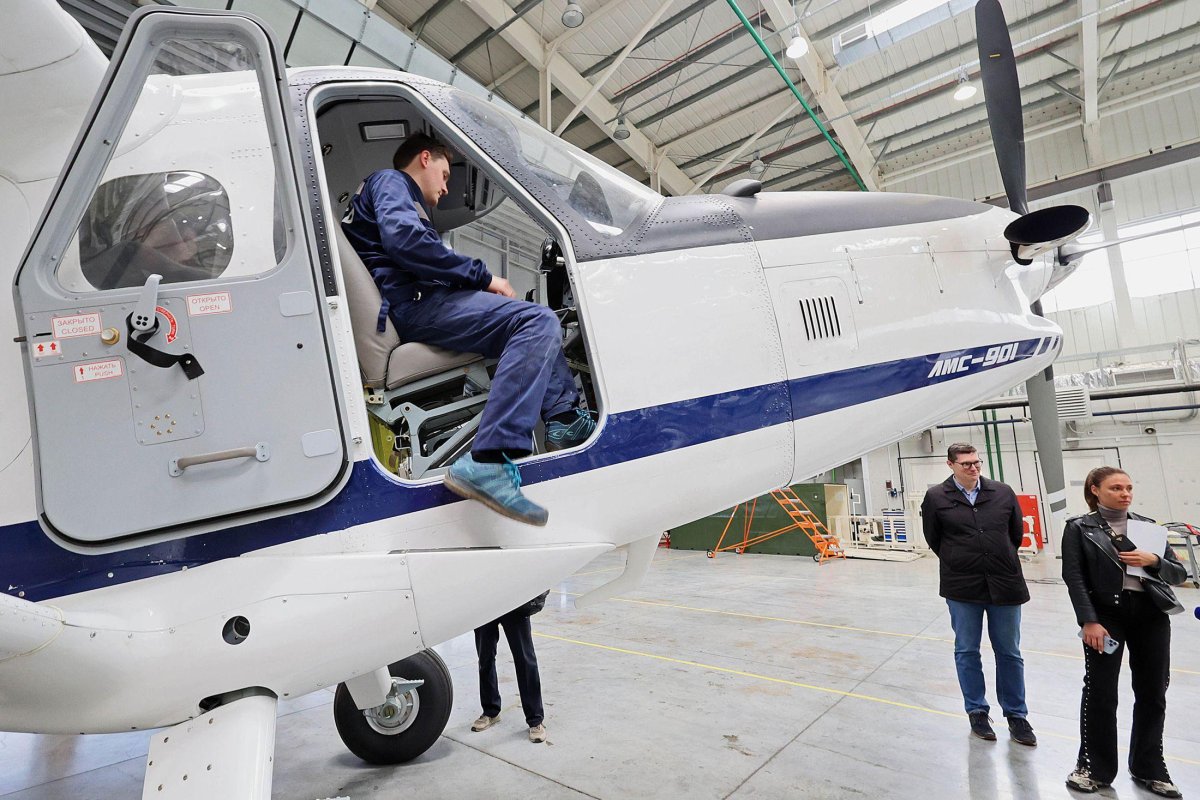 Малый самолет Байкал