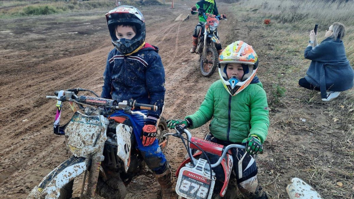 Дети в мотокроссе